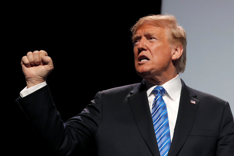 © Reuters. El presidente de Estados Unidos, Donald Trump, gesticula durante un evento en Kansas City