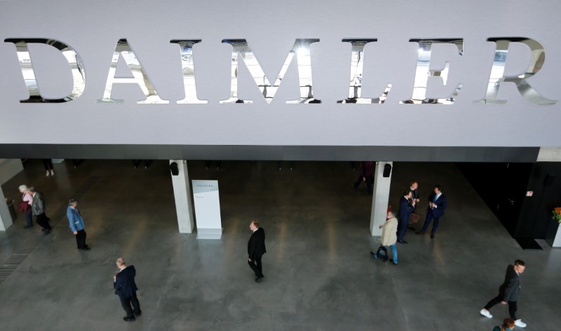 © Reuters. FILE PHOTO: The Daimler logo is seen before the Daimler annual shareholder meeting in Berlin,