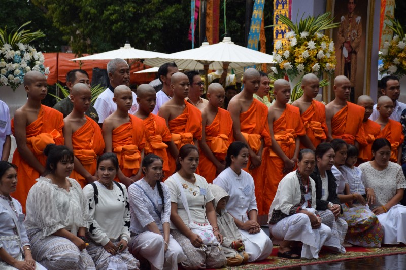 © Reuters. ترسيم فتية كهف تايلاند رهبانا بوذيين