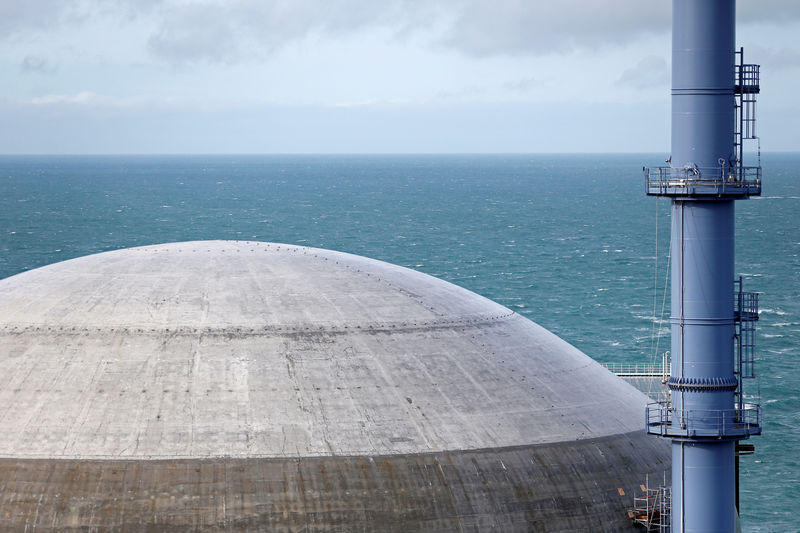 © Reuters. FILE PHOTO: A general view of the construction site of the third-generation European Pressurised Water nuclear reactor (EPR) in Flamanville, France, November 16, 2016. REUTERS/Benoit Tessier