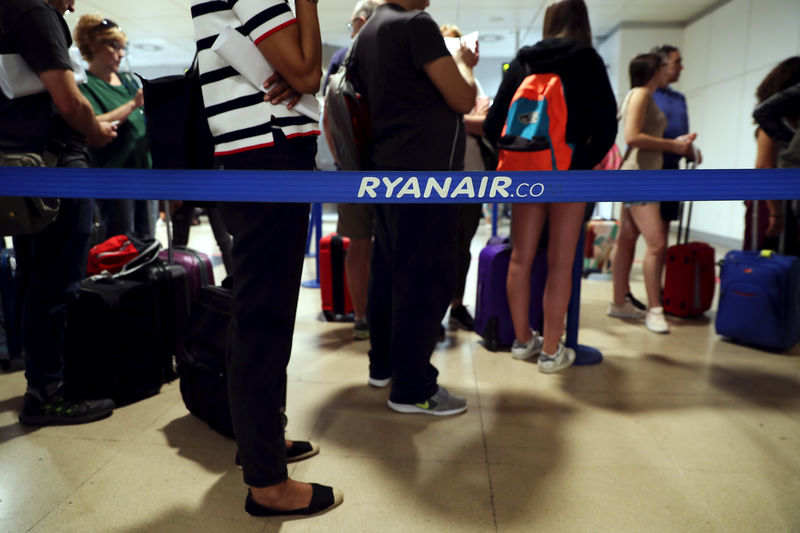 © Reuters. Stranded Ryanair passengers wait to receive information at Ryanair information desk, on the first day of a cabin crew strike held in several European countries, at the Adolfo Suarez Madrid Barajas airport in Madrid