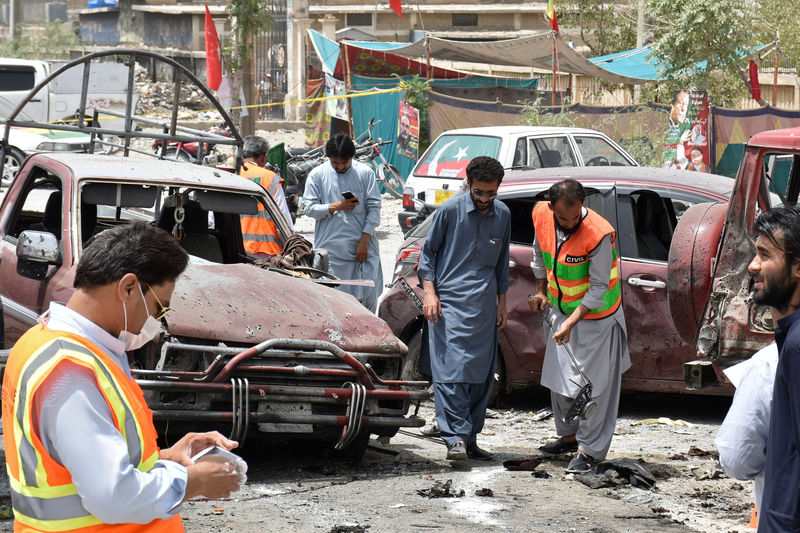 © Reuters. انتحاري يقتل 29 في باكستان مع التصويت في انتخابات عامة حامية