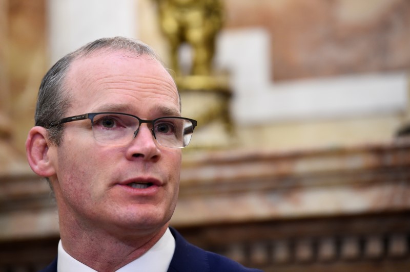 © Reuters. Ministro de Relações Exteriores da Irlanda, Simon Coveney, durante coletiva de imprensa em Dublin