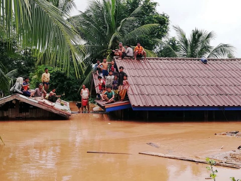 © Reuters. Moradores aguardam resgate em telhado de casa após rompimento de represa no Laos