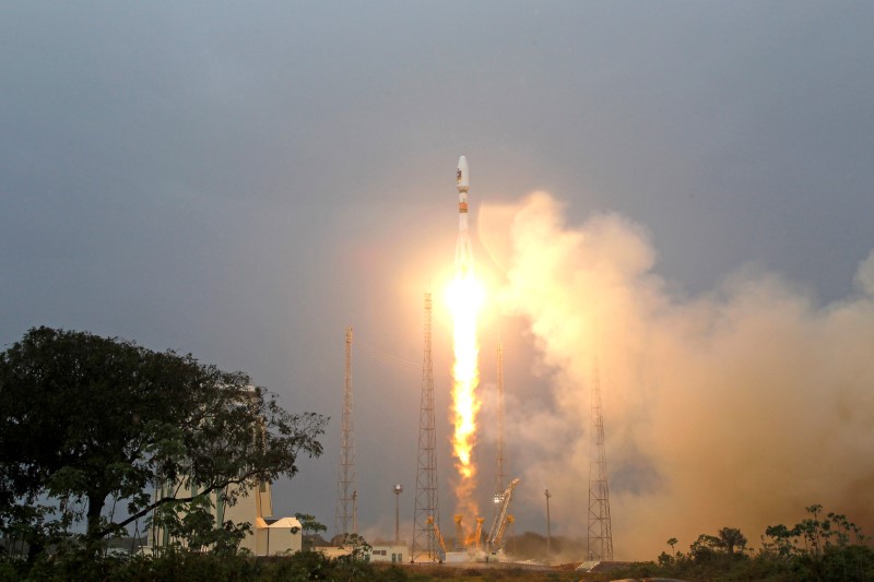 © Reuters. FILE PHOTO: The Russian Soyuz VS01 rocket, carrying the first two satellites of Europe's Galileo navigation system, blasts off from its launchpad at the Guiana Space Center in Sinnamary