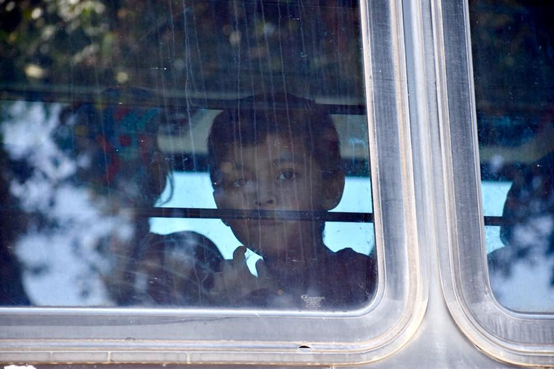 © Reuters. Criança dentro de ônibus com imigrantes perto de centro de detenção no Texas