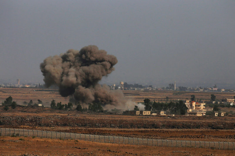 © Reuters. Fumaça é vista após explosões na fronteira entre a Síria e Israel