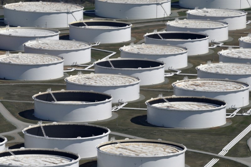 © Reuters. FILE PHOTO: Crude oil storage tanks are seen at the oil hub in Cushing, Oklahoma