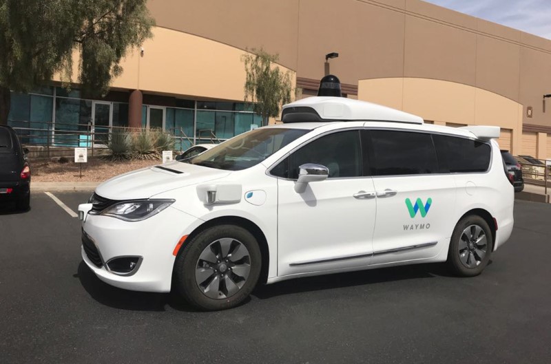 © Reuters. Veículo autônomo Waymo estacionado em frente ao escritório da Alphabet, em Chandler