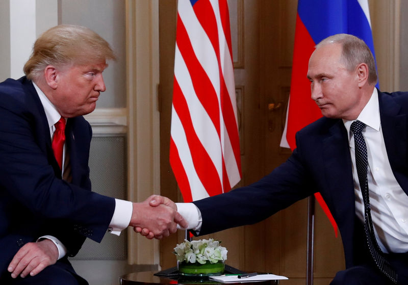 © Reuters. FILE PHOTO: Trump-Putin summit in Helsinki