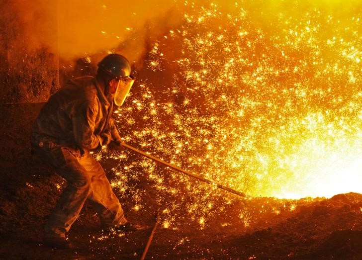 © Reuters. Homem trabalha em usina siderúgica na China