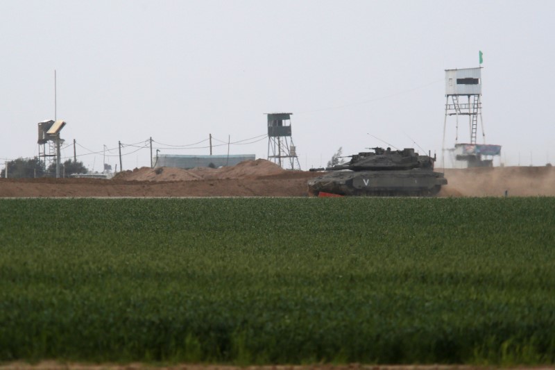© Reuters. مقتل عضوين في حماس بنيران دبابات إسرائيلية مع تصاعد العنف على حدود غزة