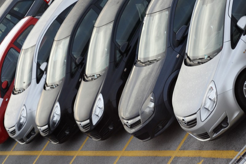 © Reuters. Carros de linha da General Motors estacionados no porto de Civitavecchia, Itália