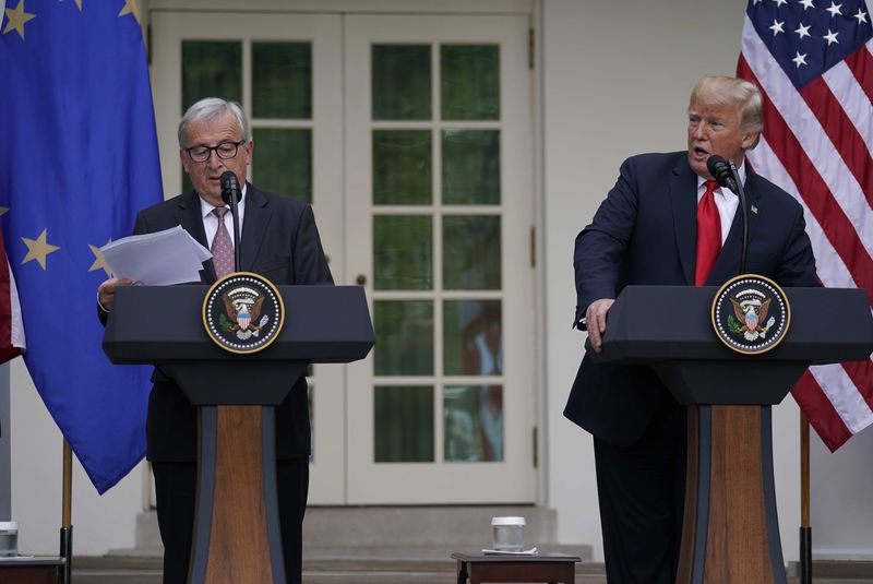 © Reuters. European Commission President Juncker and U.S. President Trump talk to the news media at the White House in Washington
