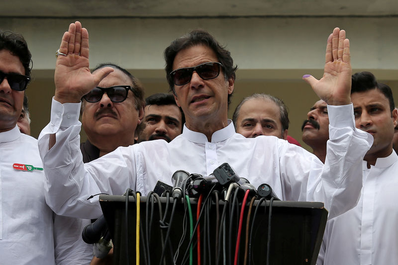 © Reuters. Imran Khan fala após votar em Islamabad