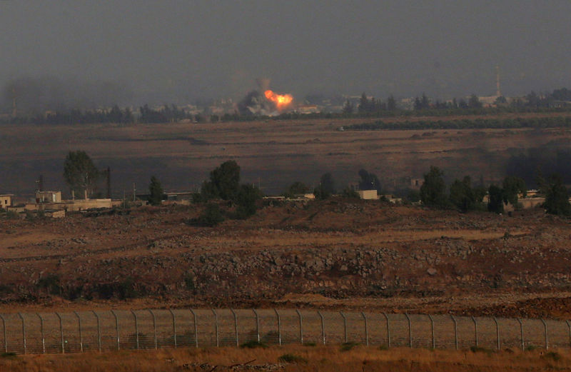 © Reuters. Fumaça após explosão do lado sírio da fronteira entre Síria e Israel