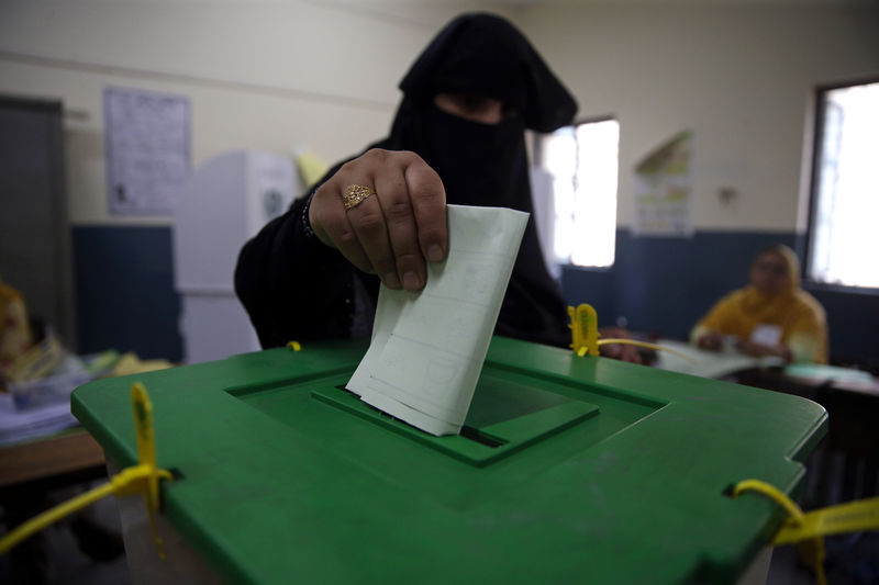 © Reuters. مسؤول: لا مؤامرة في تأخير نتائج الانتخابات الباكستانية
