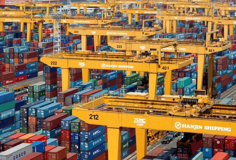 © Reuters. FILE PHOTO - Hanjin Shipping's container terminal is seen at the Busan New Port in Busan