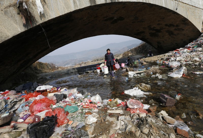© Reuters. مسؤول: الصين تحتاج حوالي 150 مليار دولار لمعالجة تلوث الأنهار