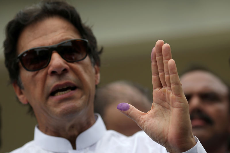 © Reuters. عمران خان يقترب من الفوز في انتخابات باكستان والمعارضة تلوح بحدوث تلاعب