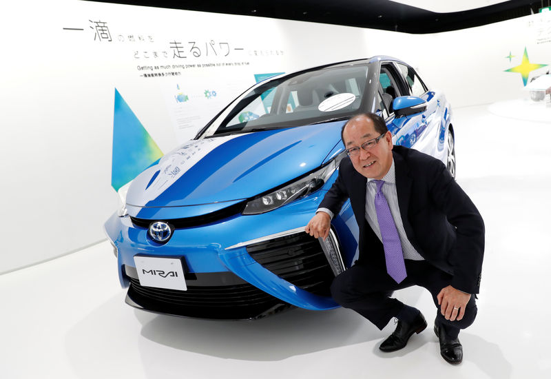 © Reuters. Yoshikazu Tanaka, Toyota Motor Corp. chief engineer of Mirai fuel cell vehicle (FCV), poses next to the Mirai at the company headquarters in Toyota