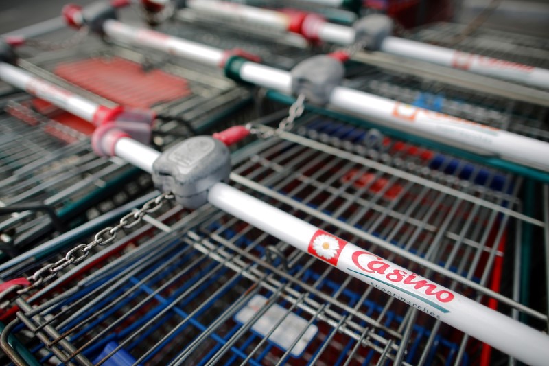 © Reuters. FILE PHOTO: French retailer Casino's logo on shopping trolleys outside one of its supermarkets in Nantes