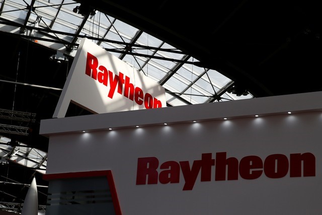 © Reuters. Logo of the U.S. defense company Raytheon is pictured at an international military fair in Kielce