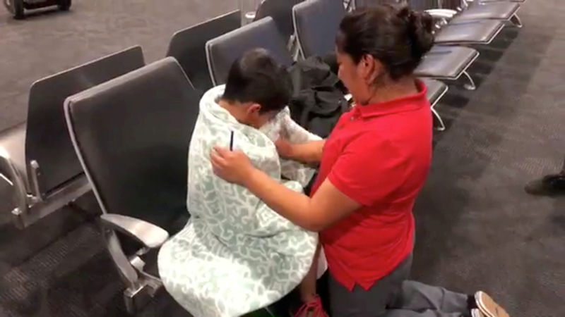 © Reuters. Mulher imigrante se reúne com seu filho em aeroporto de Maryland, nos EUA