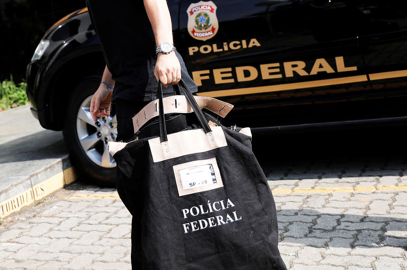 © Reuters. Policial federal carrega uma bolsa ao chegar à sede da Polícia Federal em São Paulo
