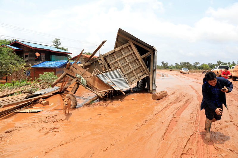 © Reuters. Casa destruída é vista após rompimento de represa na província de Attape, no Laos