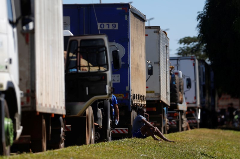 © Reuters. Paralisação de caminhões em Luziania, perto de Brasília