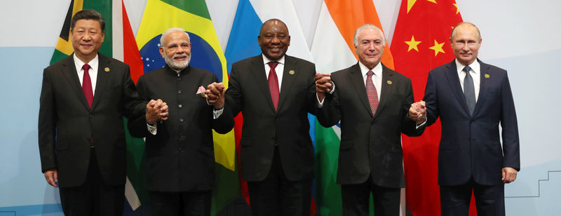 © Reuters. Líderes de países do Brics posam para foto oficial de 10ª cúpula do grupo, em Johanesburgo