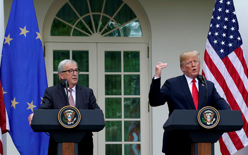 © Reuters. U.S. President Donald Trump and President of the European Commission Jean-Claude Juncker speak about trade relations in the Rose Garden of the White House in Washington