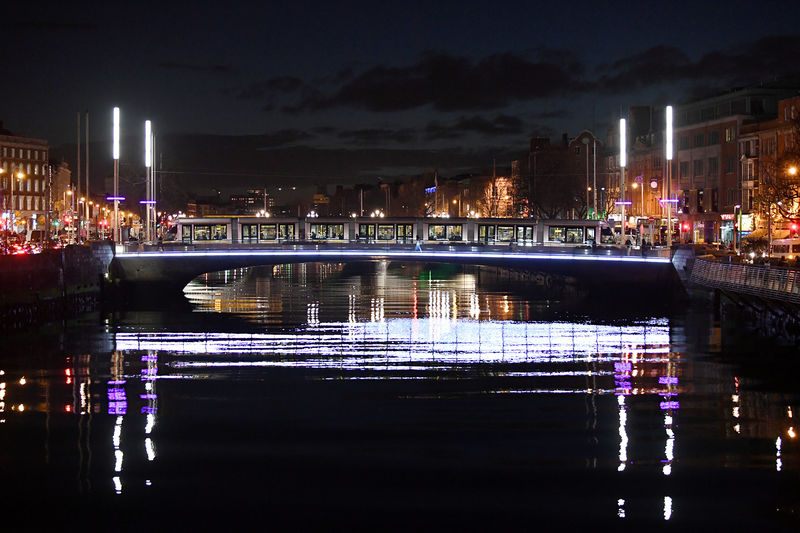 © Reuters. FILE PHOTO: A tram crosses a bridge over the river Liffey at night in Dublin