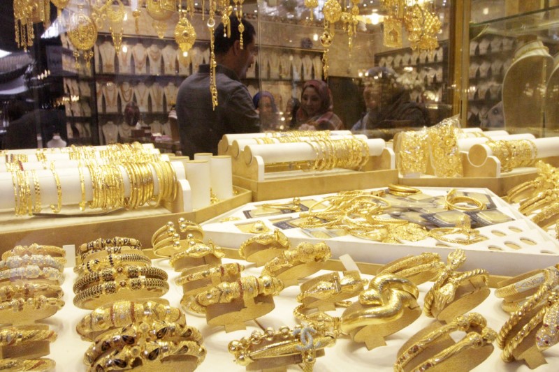 © Reuters. Gold jewellery is seen displayed for sale at a shop in a gold market in Basra, southeast of Baghdad