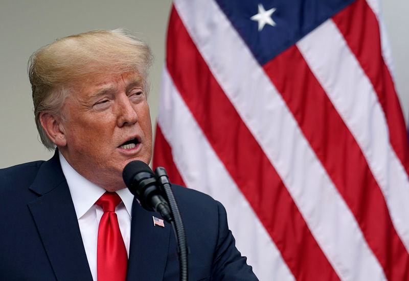 © Reuters. U.S. President Donald Trump and President of the European Commission Jean-Claude Juncker speak about trade relations in the Rose Garden of the White House in Washington