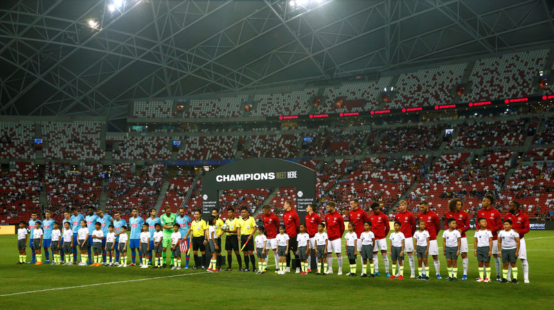 © Reuters. El Atlético de Madrid y el Arsenal se enfrentan en un partido amistoso en el Estadio Nacional de Singapur