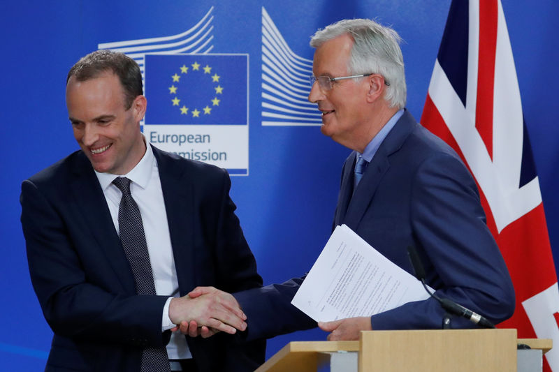 © Reuters. Britain's Secretary of State for Exiting the European Union Dominic Raab and European Union's chief Brexit negotiator Michel Barnier hold a joint news conference in Brussels