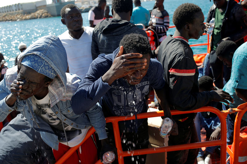 © Reuters. Migrants cool off on a rescue boat as they wait to disembark after arriving at the port of Tarifa