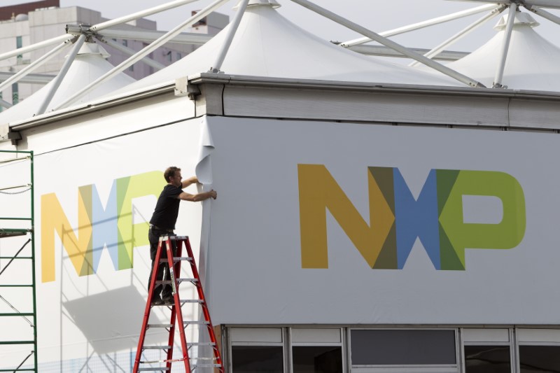© Reuters. Homem arma tenda da NXP Semiconductors em Las Vegas, EUA