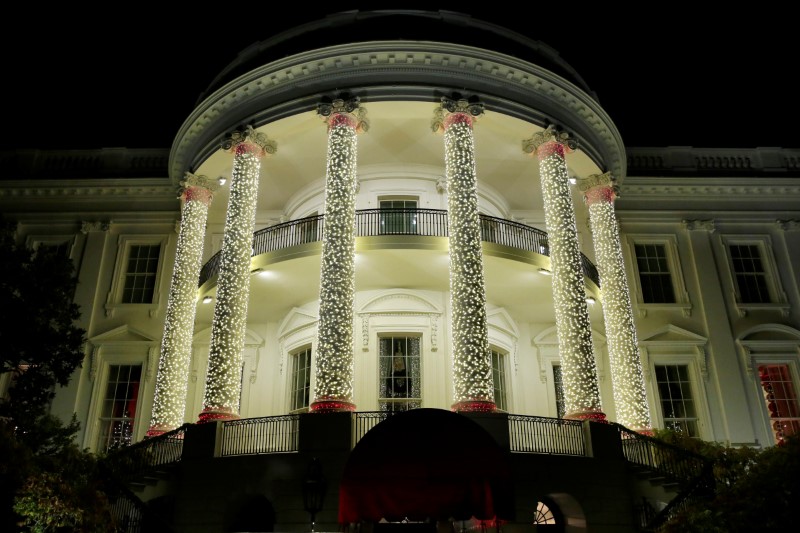 © Reuters. Casa Branca é iluminada com luzes natalinas