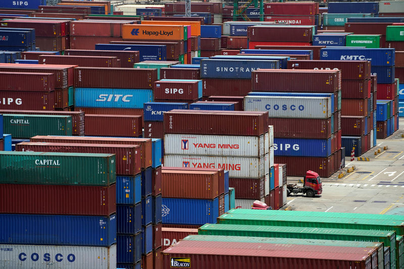 © Reuters. FILE PHOTO: Shipping containers are seen at a port in Shanghai