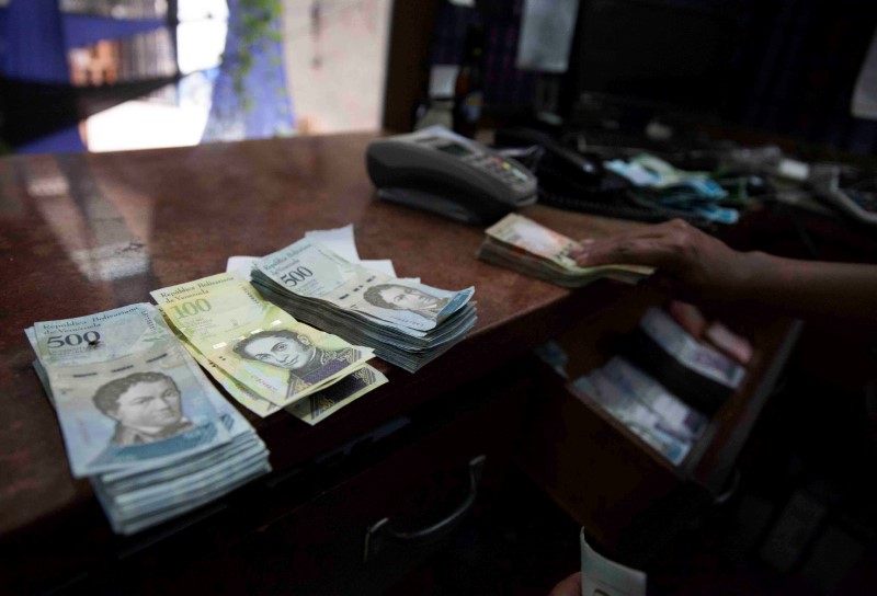 © Reuters. Venezuela, desconcertada con la nueva reconversión monetaria