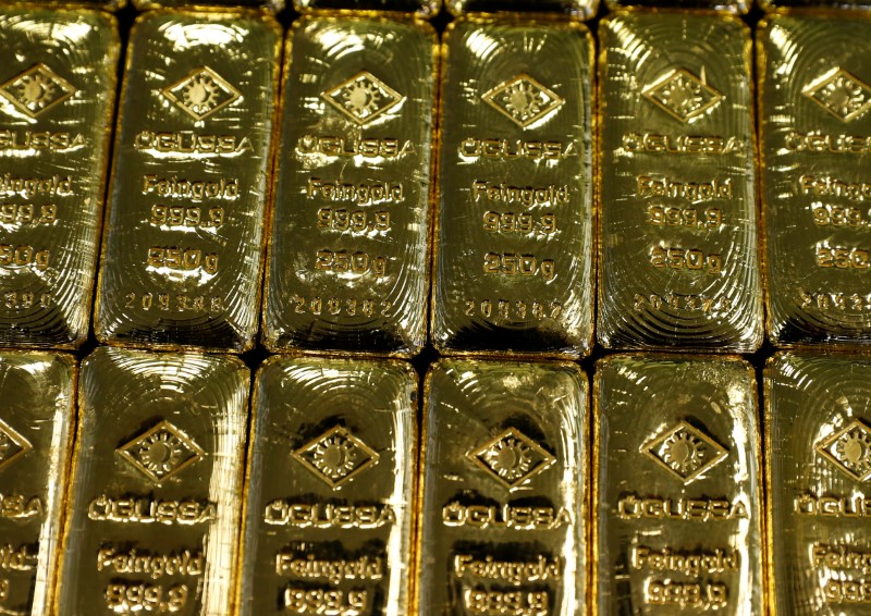 © Reuters. الذهب يرتفع مع تراجع الدولار قبيل بيانات الناتج المحلي الأمريكي