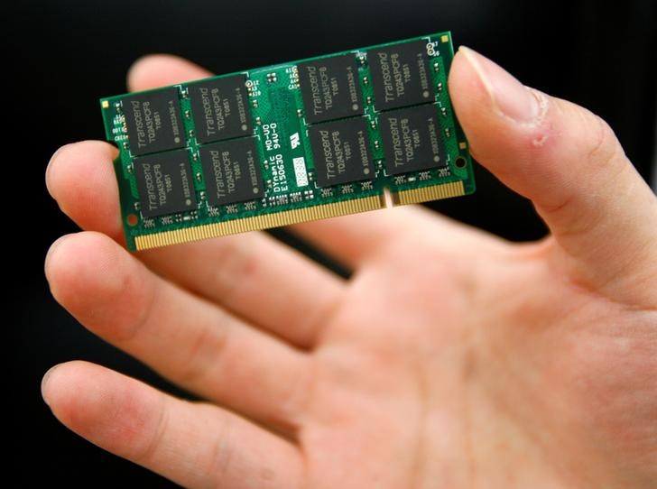 © Reuters. FILE PHOTO: A man displays a DRAM chip inside a computer mall in Taipei