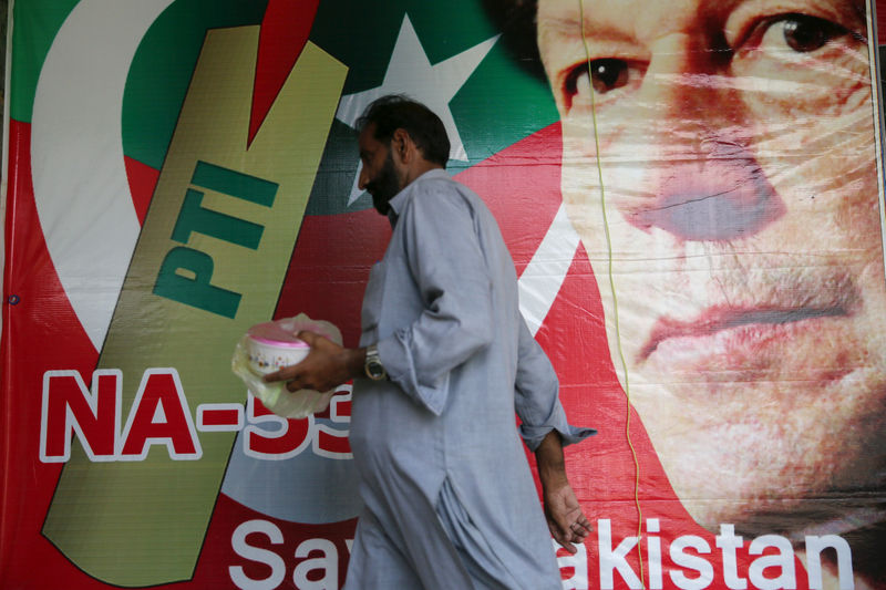 © Reuters. Cartaz eleitoral de ídolo do críquete Imran Khan, que se declarou vencedor da eleição no Paquistão