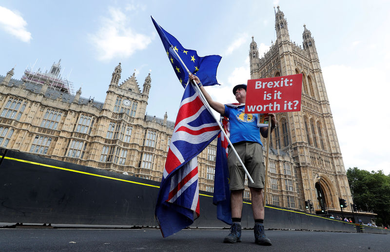 © Reuters. Homem faz protesto solitário contra o Brexit no centro de Londres