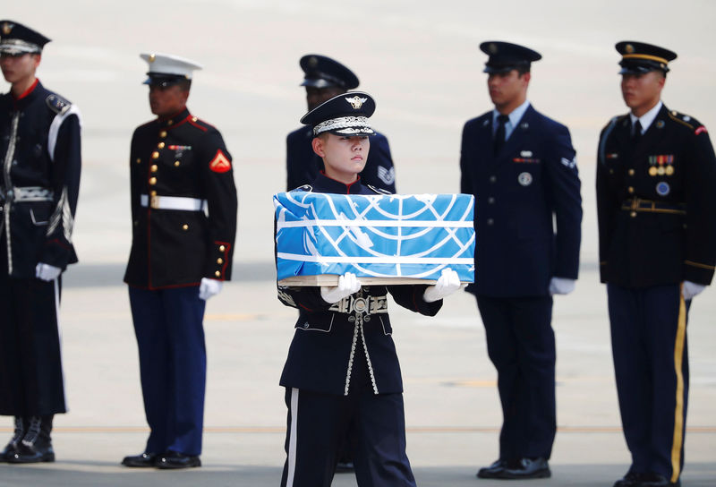 © Reuters. Soldado carrega caixa com restos de soldado dos EUA morto na Guerra da Coreia, durante ceromônia na base aérea de Osan, na Coreia do Sul