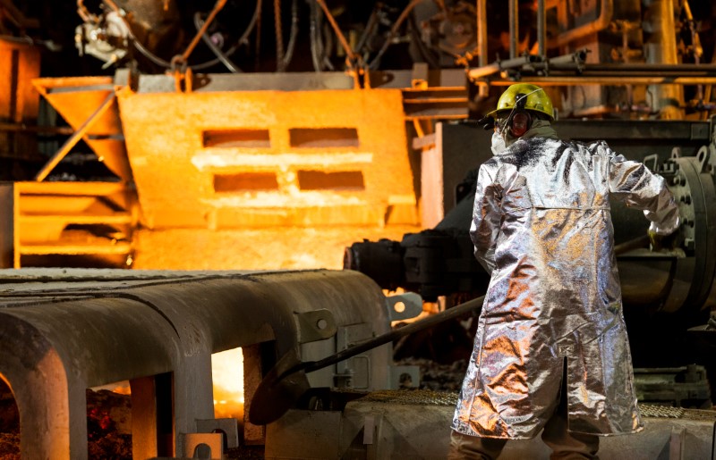 © Reuters. An employee works in Brazilian steelmaker Usiminas' blast furnace after a long shutdown in Ipatinga