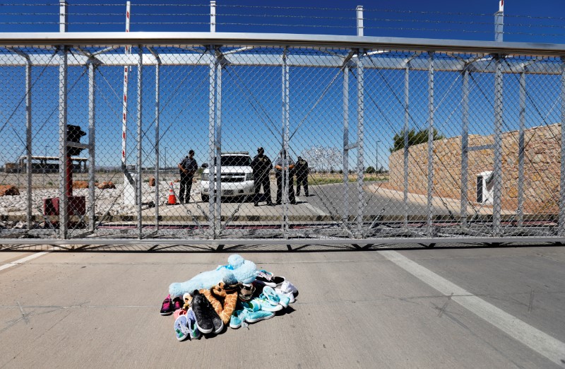 © Reuters. Sapatos e brinquedos deixados em frente a portão de centro de detenção de imigrantes nos EUA em protesto contra política de separação de famílias